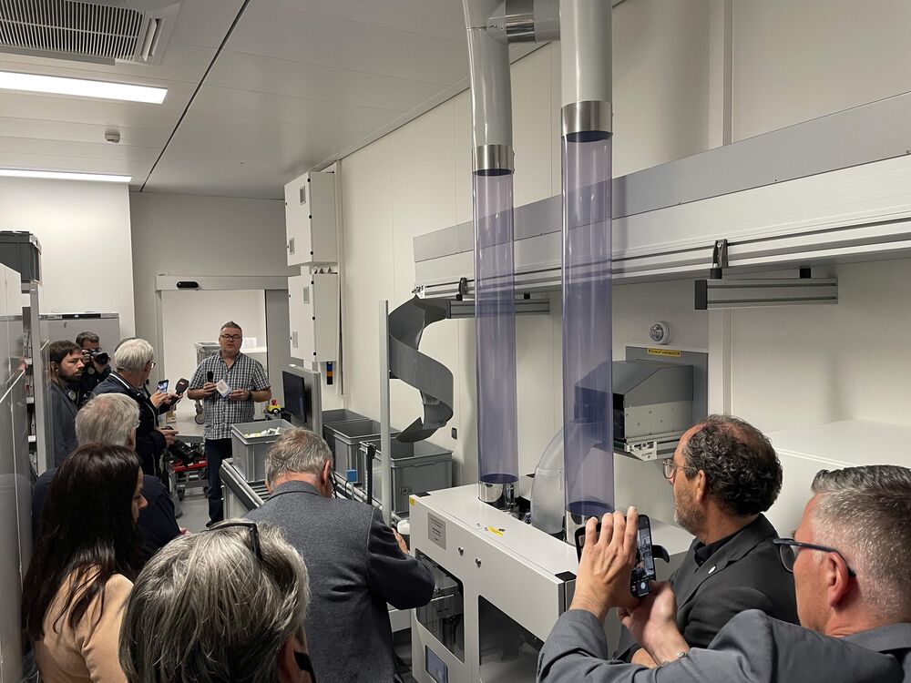 Spital-Apotheke: Medikamenten-Roboter mit Anbindung an Rohrpost. (Foto: Peter Warthmann)